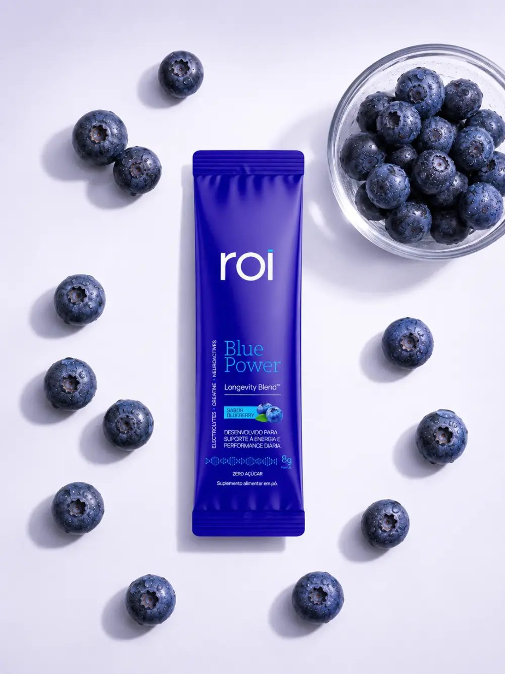 Stick de 8g do ROI Blue Power entre blueberries frescas